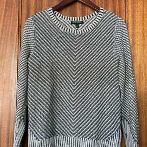 Banana republic crew neck sweater size small.
